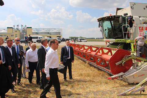  Председатель Правительства РФ Дмитрий Медведев  посетил объекты ГК «Агропромкомплектация» в Курской области